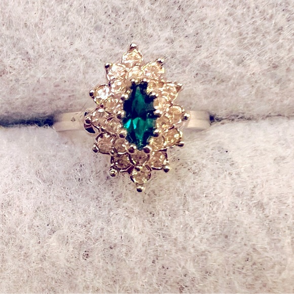 Vintage green rhinestone ring size 4 - Picture 1 of 2